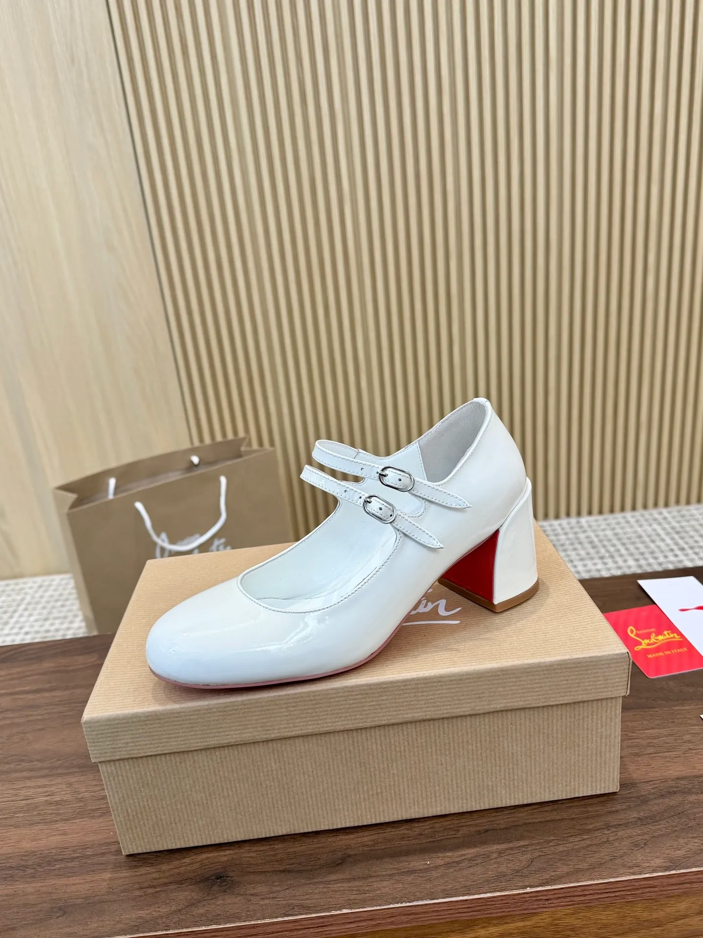 👟👟Ex-factory price 480👟👟 Genuine leather sole +40 Year-round shipment💝Christian Louboutin CL👠 "Patent Leather Series" Noble and luxurious, real blingbling👟👟 Real materials, all customized by the pattern maker, and the materials are made of original customized materials to achieve the taste of the original 6 color options💍Upper: Imported👉cow patent leather💪 Lining: Sheepskin foot pad/lining Code number: 34-40.41.42 Heel height: 6.5cm Genuine leather sole Rubber sole